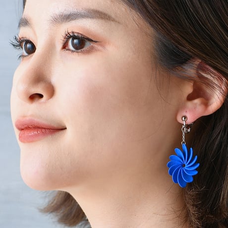 揺れる花びらに、こころときめくイヤリング。【 Flowerrring - フラワリング（ 開花 ）】【青・赤・黒】【金具の変更無料】