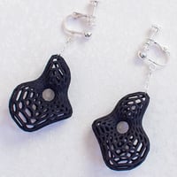 揺らめくワイヤーメッシュ イヤリング【勾玉】【黒】【金具の変更無料】