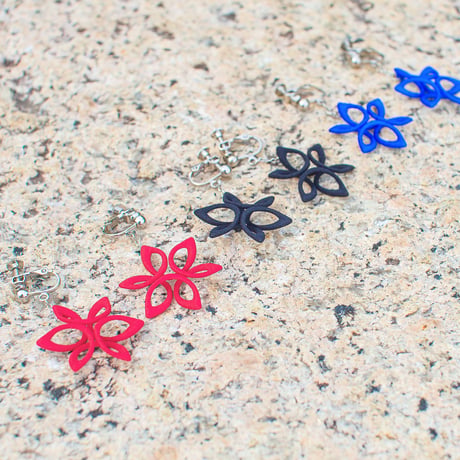スピログラフが咲かせた、ひと筆の花。Spiro Flower - スピロフラワー イヤリング【赤・青・黒】【金具の変更無料】