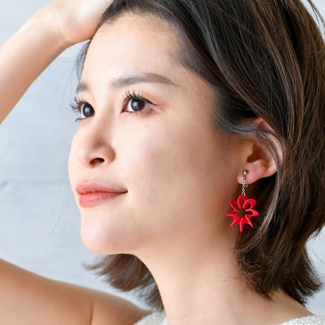 らせんに咲く、やさしい花の記憶。 Spiranthes - スピランテス イヤリング 【赤・青・黒】【金具の変更無料】