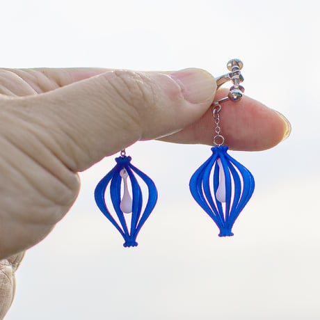 天の川の雫を、そっと耳元に。 Milky Drop - 揺れる雫が愛らしいイヤリング【赤・青】【金具の変更無料】