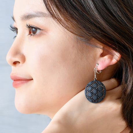 ― 凛として、しなやかに ―和服 にも合わせやすい 麻の葉イヤリング【赤・黒】【金具の変更無料】