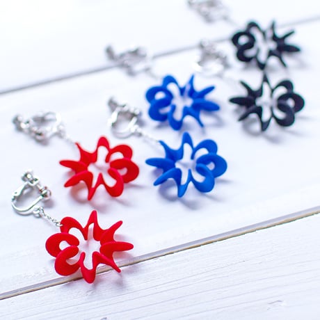 らせんに咲く、やさしい花の記憶。 Spiranthes - スピランテス イヤリング 【赤・青・黒】【金具の変更無料】