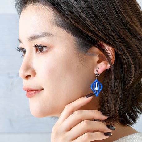 天の川の雫を、そっと耳元に。 Milky Drop - 揺れる雫が愛らしいイヤリング【赤・青】【金具の変更無料】