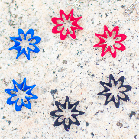 らせんに咲く、やさしい花の記憶。 Spiranthes - スピランテス イヤリング 【赤・青・黒】【金具の変更無料】