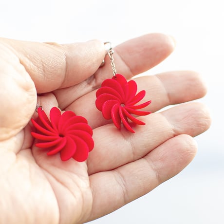 揺れる花びらに、こころときめくイヤリング。【 Flowerrring - フラワリング（ 開花 ）】【青・赤・黒】【金具の変更無料】