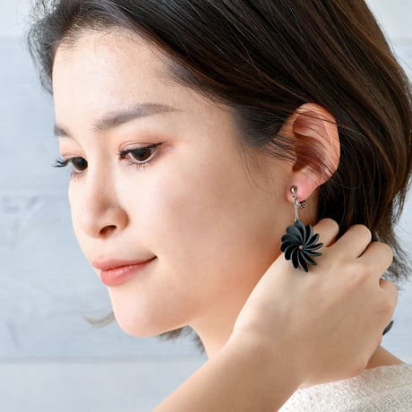揺れる花びらに、こころときめくイヤリング。【 Flowerrring - フラワリング（ 開花 ）】【青・赤・黒】【金具の変更無料】