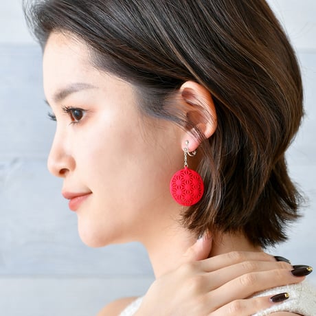 ― 凛として、しなやかに ―和服 にも合わせやすい 麻の葉イヤリング【赤・黒】【金具の変更無料】