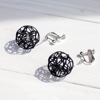 耳元にそっと、知的な個性を。【VORONOI BALL】知的な造形美が耳元を彩る、軽やかなイヤリング（黒）（金具の変更無料）
