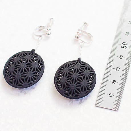 ― 凛として、しなやかに ―和服 にも合わせやすい 麻の葉イヤリング【赤・黒】【金具の変更無料】