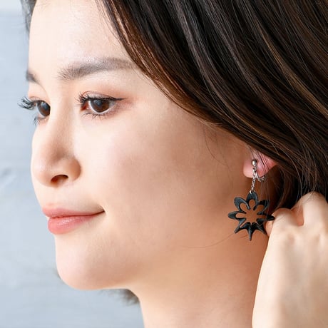 らせんに咲く、やさしい花の記憶。 Spiranthes - スピランテス イヤリング 【赤・青・黒】【金具の変更無料】