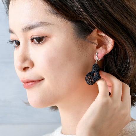 揺らめくワイヤーメッシュ イヤリング【勾玉】【黒】【金具の変更無料】