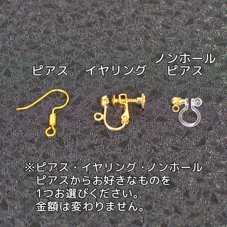 雪の結晶が、蕾のかたちで花ひらくイヤリング―【RIKKA / リッカ（六花）】　【金蒔絵 / 金具の変更無料】