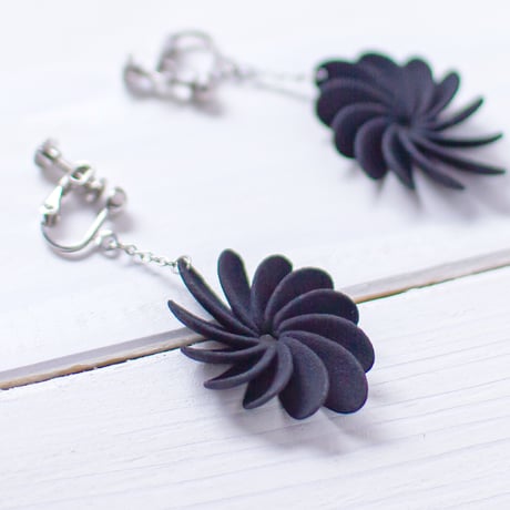 揺れる花びらに、こころときめくイヤリング。【 Flowerrring - フラワリング（ 開花 ）】【青・赤・黒】【金具の変更無料】