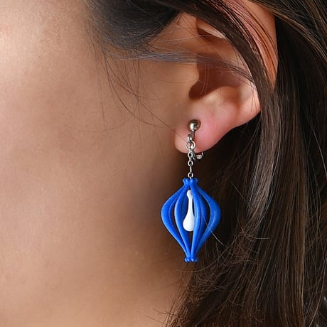 天の川の雫を、そっと耳元に。 Milky Drop - 揺れる雫が愛らしいイヤリング【赤・青】【金具の変更無料】