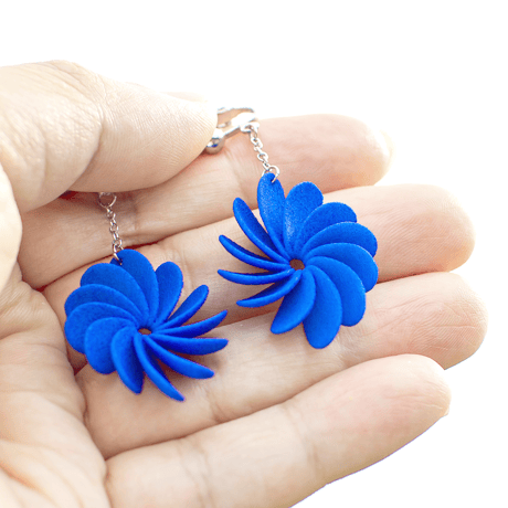 揺れる花びらに、こころときめくイヤリング。【 Flowerrring - フラワリング（ 開花 ）】【青・赤・黒】【金具の変更無料】