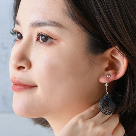 やわらかな曲線に宿る、幾何のきらめき ワイヤーメッシュ イヤリング【ピーナッツ】【黒】【金具の変更無料】
