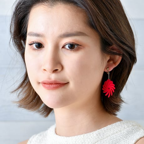 揺れる花びらに、こころときめくイヤリング。【 Flowerrring - フラワリング（ 開花 ）】【青・赤・黒】【金具の変更無料】