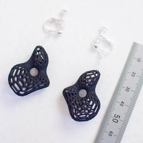 揺らめくワイヤーメッシュ イヤリング【勾玉】【黒】【金具の変更無料】