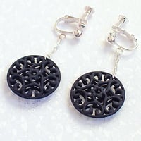― めぐり、つながる、和の美しさ ― 唐草模様イヤリング【赤・黒】【金具の変更無料】
