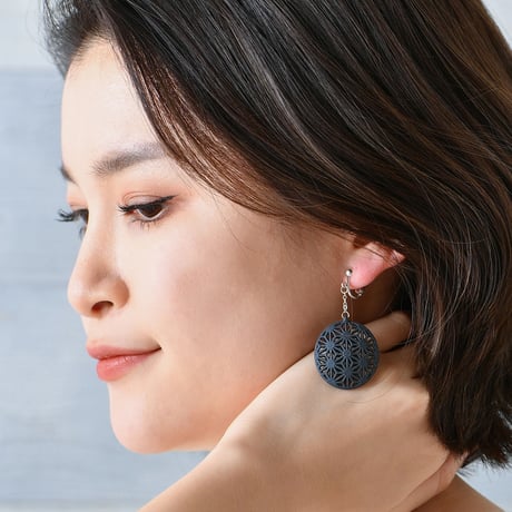 ― 凛として、しなやかに ―和服 にも合わせやすい 麻の葉イヤリング【赤・黒】【金具の変更無料】