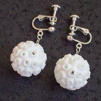 潮風がそっとささやく、珊瑚のしずくイヤリング【凸凹サンゴ（ 珊瑚 ）】【白】【金具の変更無料】