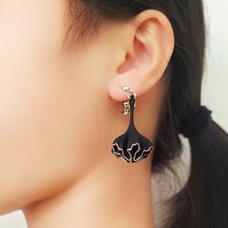白銀の結晶が、蕾のかたちで花ひらくイヤリング―【RIKKA / リッカ（六花）】　【銀蒔絵 / 金具の変更無料】