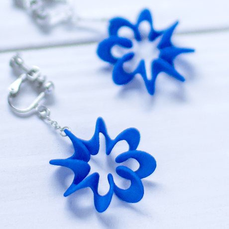 らせんに咲く、やさしい花の記憶。 Spiranthes - スピランテス イヤリング 【赤・青・黒】【金具の変更無料】