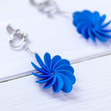揺れる花びらに、こころときめくイヤリング。【 Flowerrring - フラワリング（ 開花 ）】【青・赤・黒】【金具の変更無料】