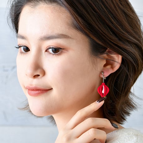 天の川の雫を、そっと耳元に。 Milky Drop - 揺れる雫が愛らしいイヤリング【赤・青】【金具の変更無料】