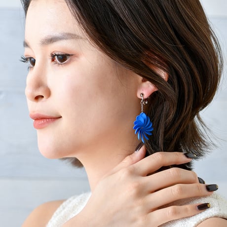 揺れる花びらに、こころときめくイヤリング。【 Flowerrring - フラワリング（ 開花 ）】【青・赤・黒】【金具の変更無料】