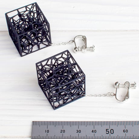 耳元で揺れる、細胞の結晶。【VORONOI CUBE】知的な造形美が耳元を彩る、軽やかなイヤリング（黒）（金具の変更無料）