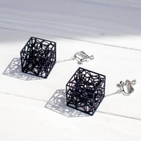 耳元で揺れる、細胞の結晶。【VORONOI CUBE】知的な造形美が耳元を彩る、軽やかなイヤリング（黒）（金具の変更無料）