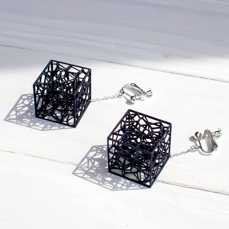 耳元で揺れる、細胞の結晶。【VORONOI CUBE】知的な造形美が耳元を彩る、軽やかなイヤリング（黒）（金具の変更無料）
