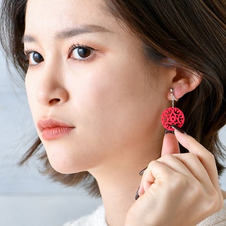 ― めぐり、つながる、和の美しさ ― 唐草模様イヤリング【赤・黒】【金具の変更無料】