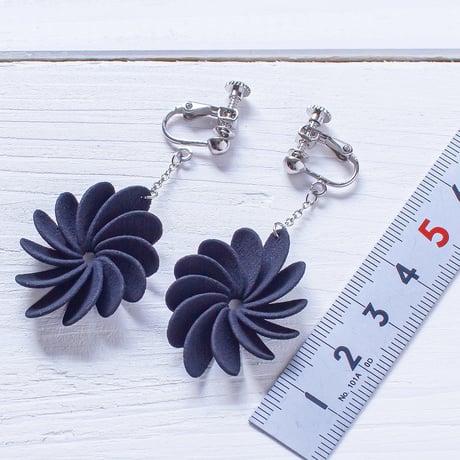 揺れる花びらに、こころときめくイヤリング。【 Flowerrring - フラワリング（ 開花 ）】【青・赤・黒】【金具の変更無料】