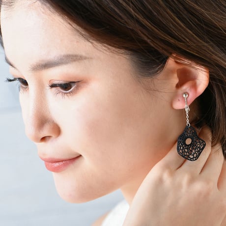 やわらかな曲線に宿る、幾何のきらめき ワイヤーメッシュ イヤリング【ピーナッツ】【黒】【金具の変更無料】