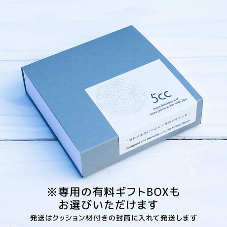 揺れる花びらに、こころときめくイヤリング。【 Flowerrring - フラワリング（ 開花 ）】【青・赤・黒】【金具の変更無料】