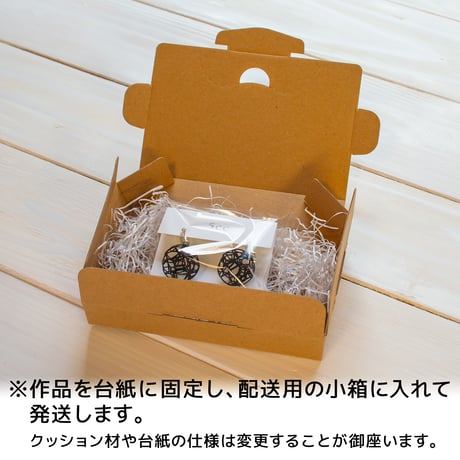 らせんに咲く、やさしい花の記憶。 Spiranthes - スピランテス イヤリング 【赤・青・黒】【金具の変更無料】