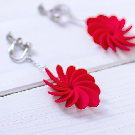 揺れる花びらに、こころときめくイヤリング。【 Flowerrring - フラワリング（ 開花 ）】【青・赤・黒】【金具の変更無料】