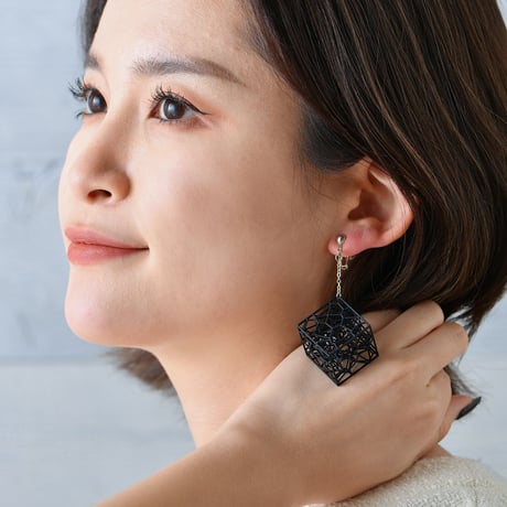 耳元で揺れる、細胞の結晶。【VORONOI CUBE】知的な造形美が耳元を彩る、軽やかなイヤリング（黒）（金具の変更無料）