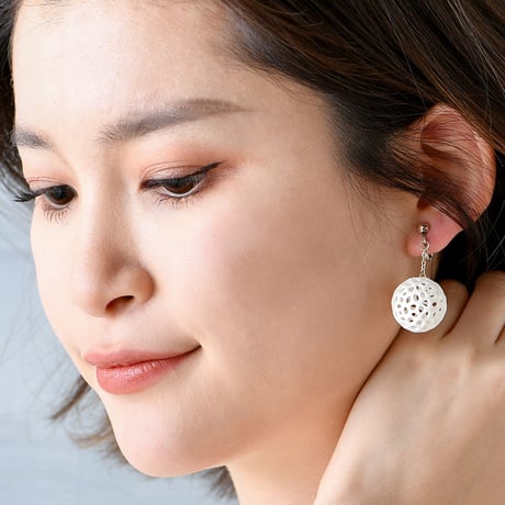 海の記憶をまとう、珊瑚のしずくイヤリング【穴あきサンゴ 珊瑚】【白】【金具の変更無料】