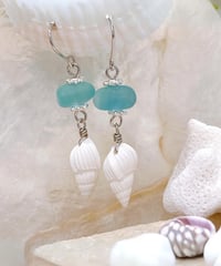 ブルーシーグラスと巻貝の海ピアス　SHELOOMオリジナル