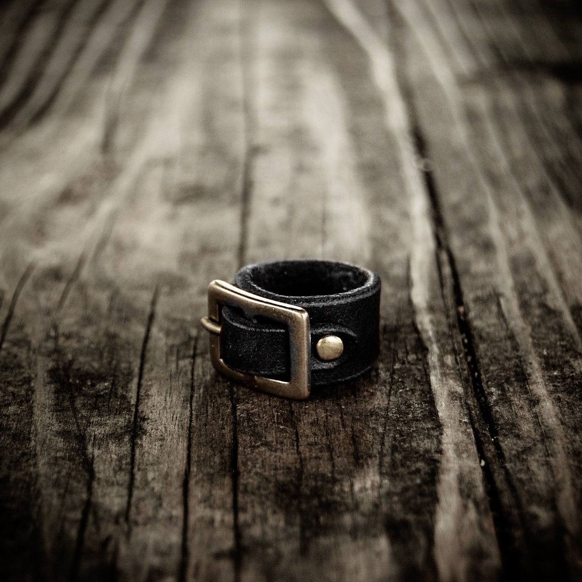 BUCKLE LEATHER RING BLACK