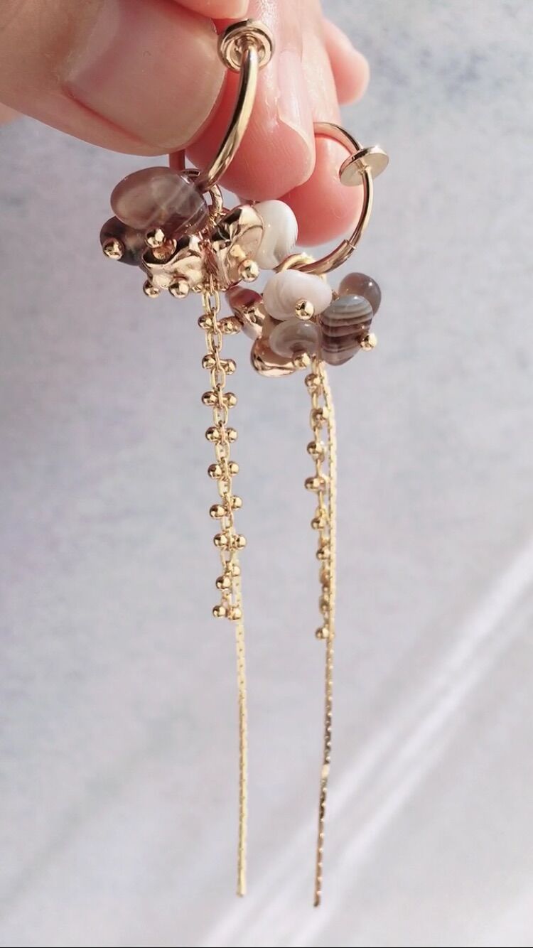 アースカラー】シャラシャラ揺れる天然石のフープイヤリング