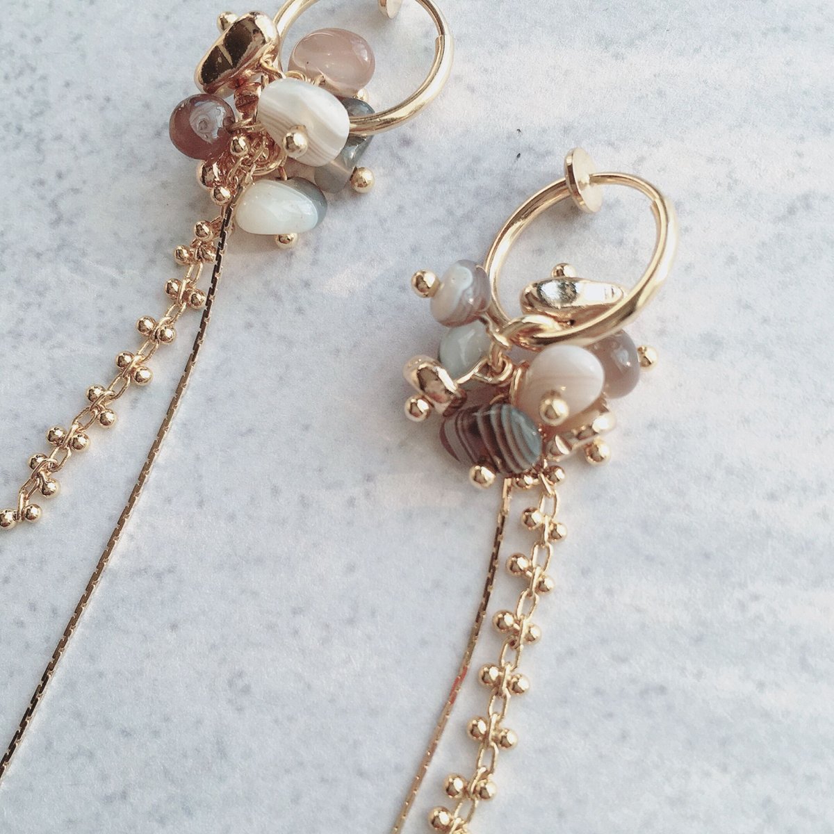 アースカラー】シャラシャラ揺れる天然石のフープイヤリング