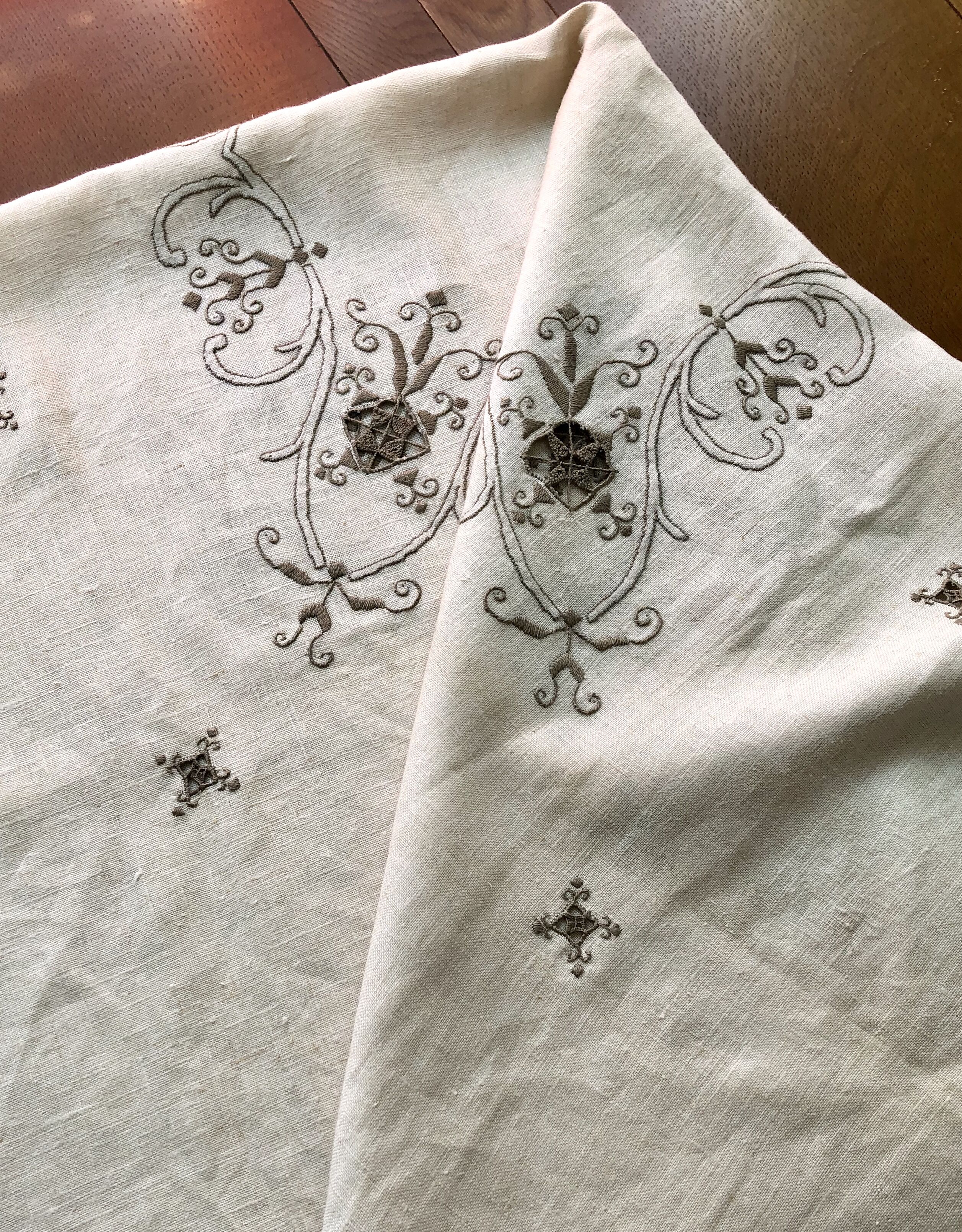 Vintageリネンクロス　花柄刺繍カットワーク テーブルクロス ○l-31/リネン製カットワーク刺繍のテーブルクロス | PISKEY