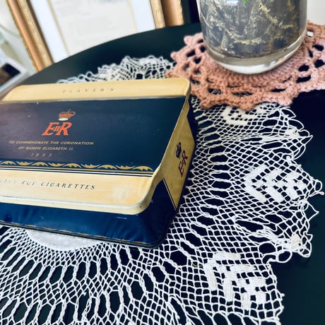 ●r-49/1953年 エリザベス女王戴冠記念 内箱付きシガレット缶