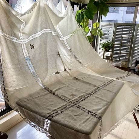 ●ｌ-37/クロッシェレースと刺繍のポイント入り特大サイズのテーブルクロス
