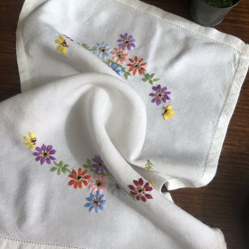 ○l-1/手刺繍パステルカラーのお花のマット | PISKEY -イギリスの 